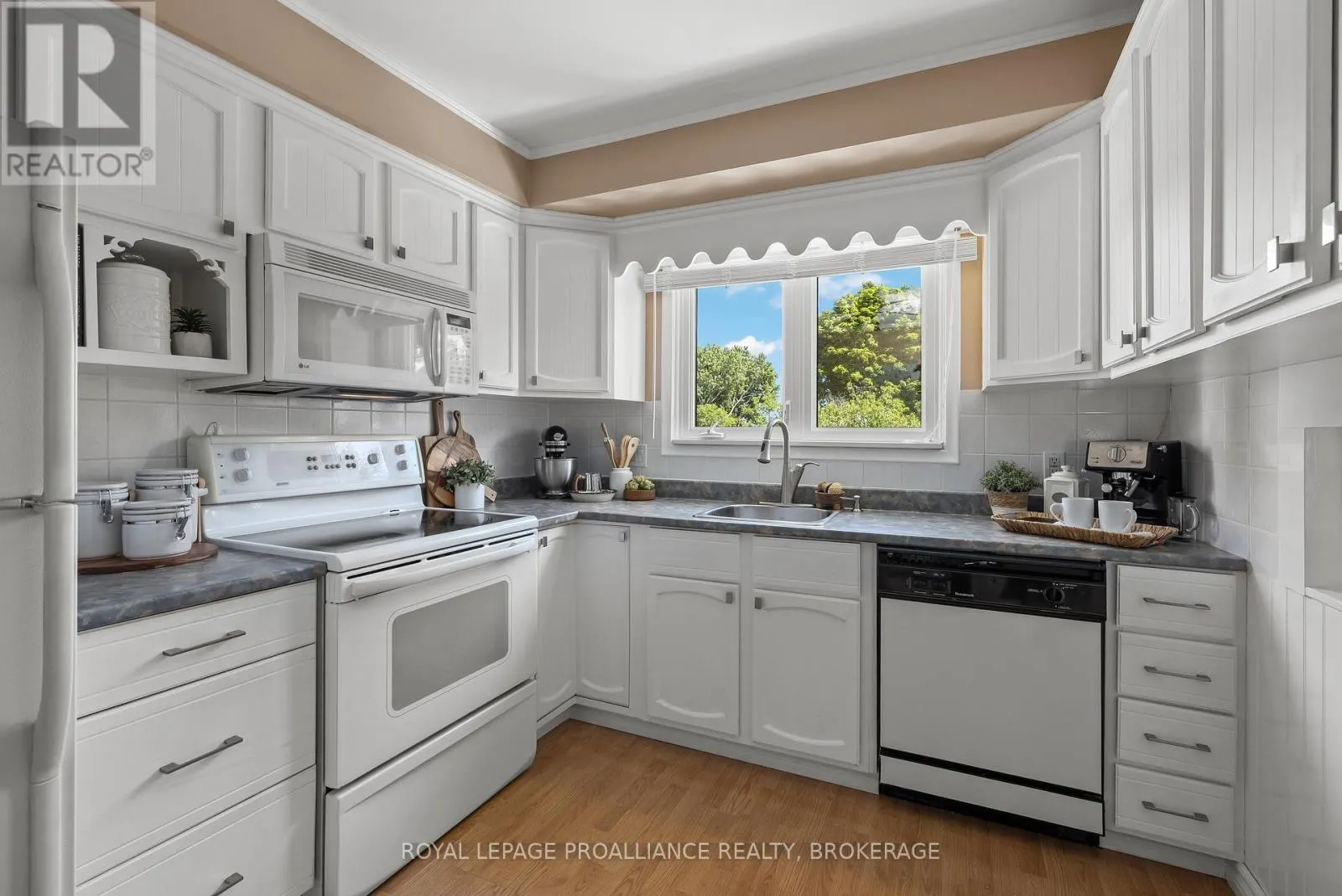 35 MANITOU CRESCENT E