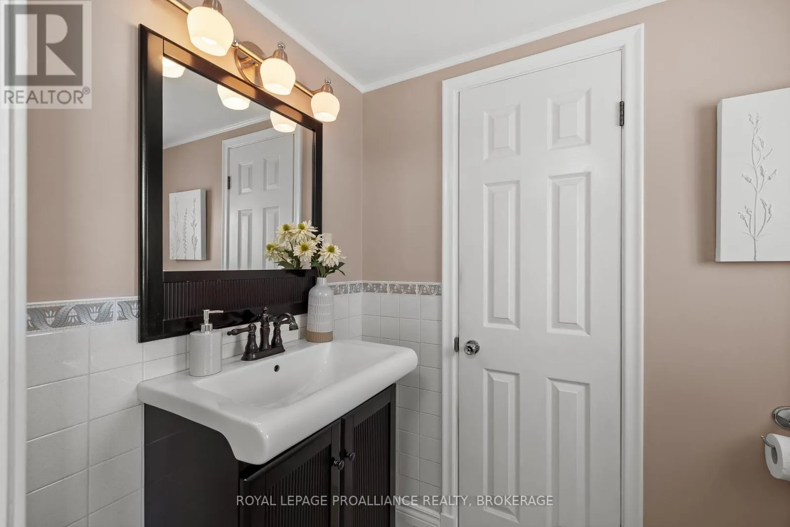 35 MANITOU CRESCENT E