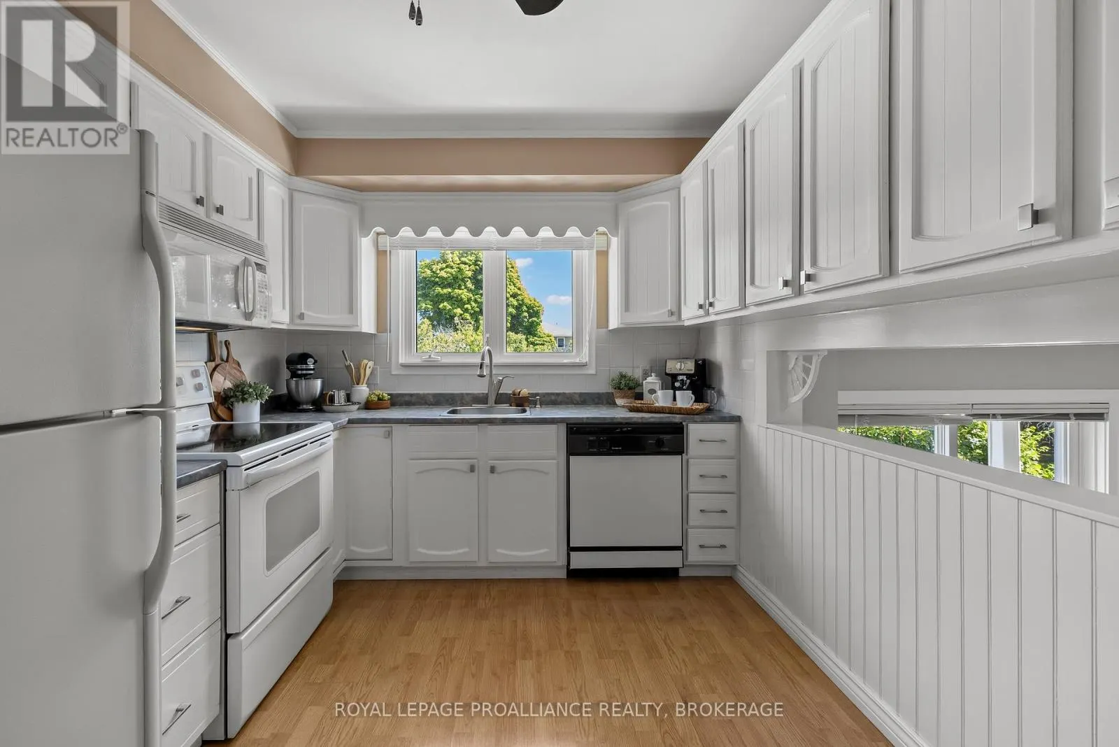 35 MANITOU CRESCENT E