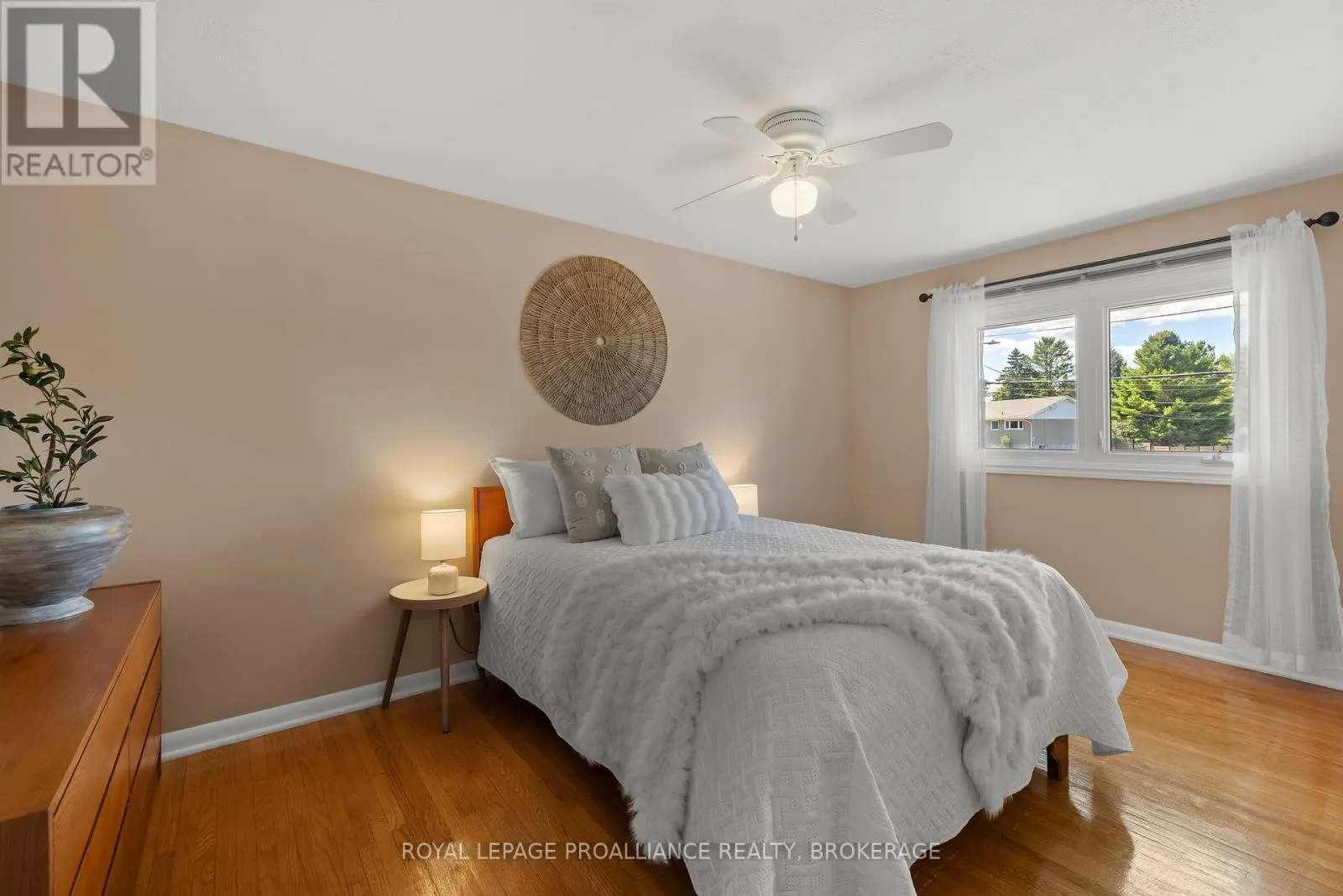 35 MANITOU CRESCENT E