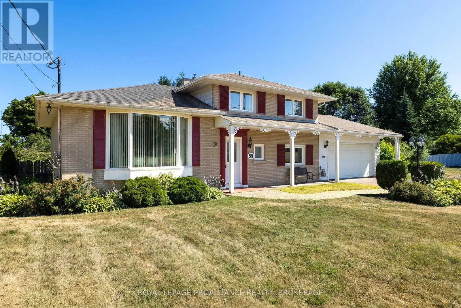 35 MANITOU CRESCENT E