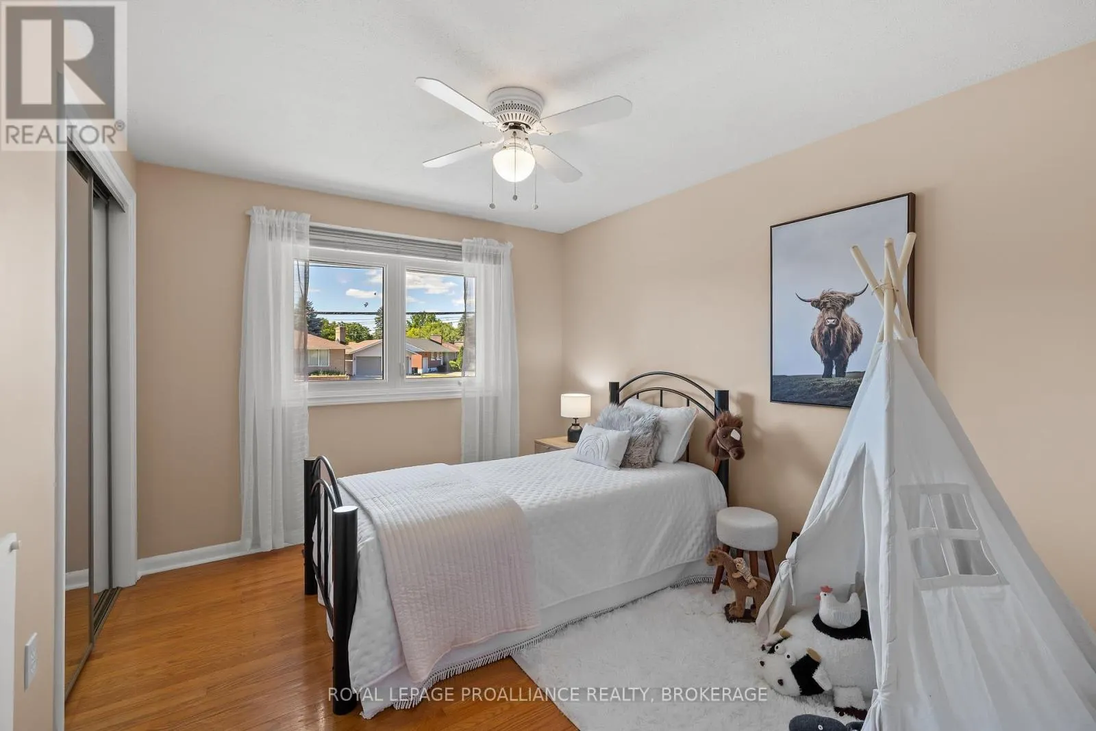 35 MANITOU CRESCENT E