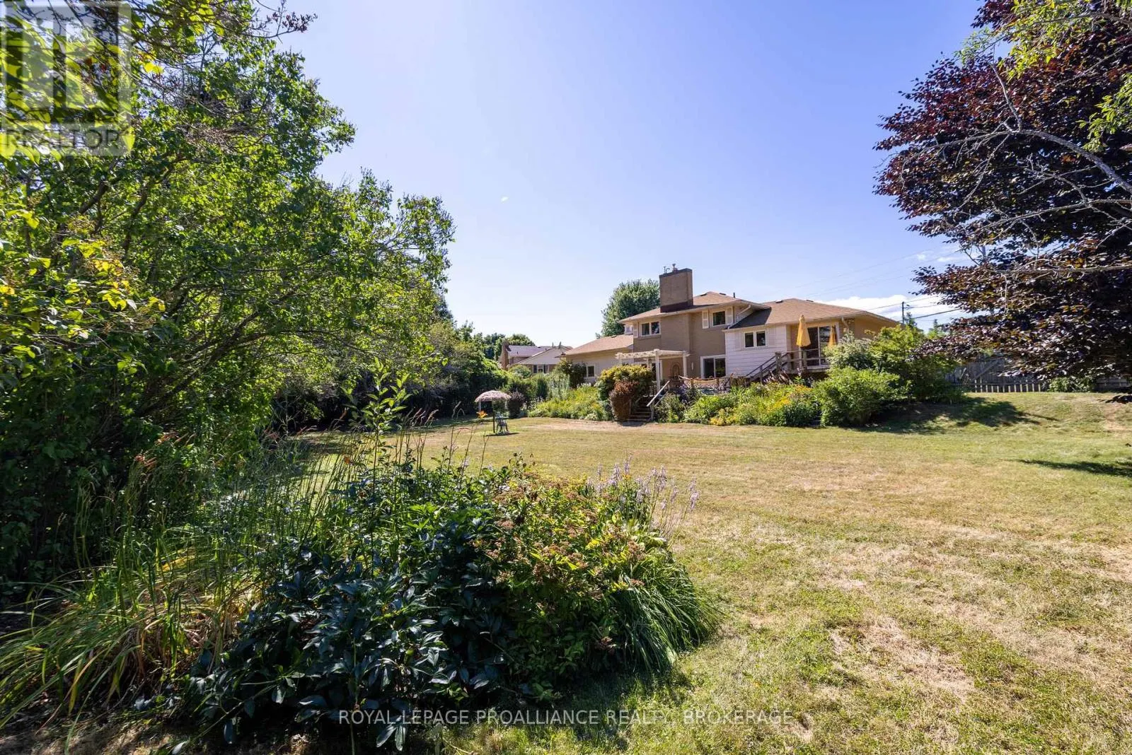 35 MANITOU CRESCENT E