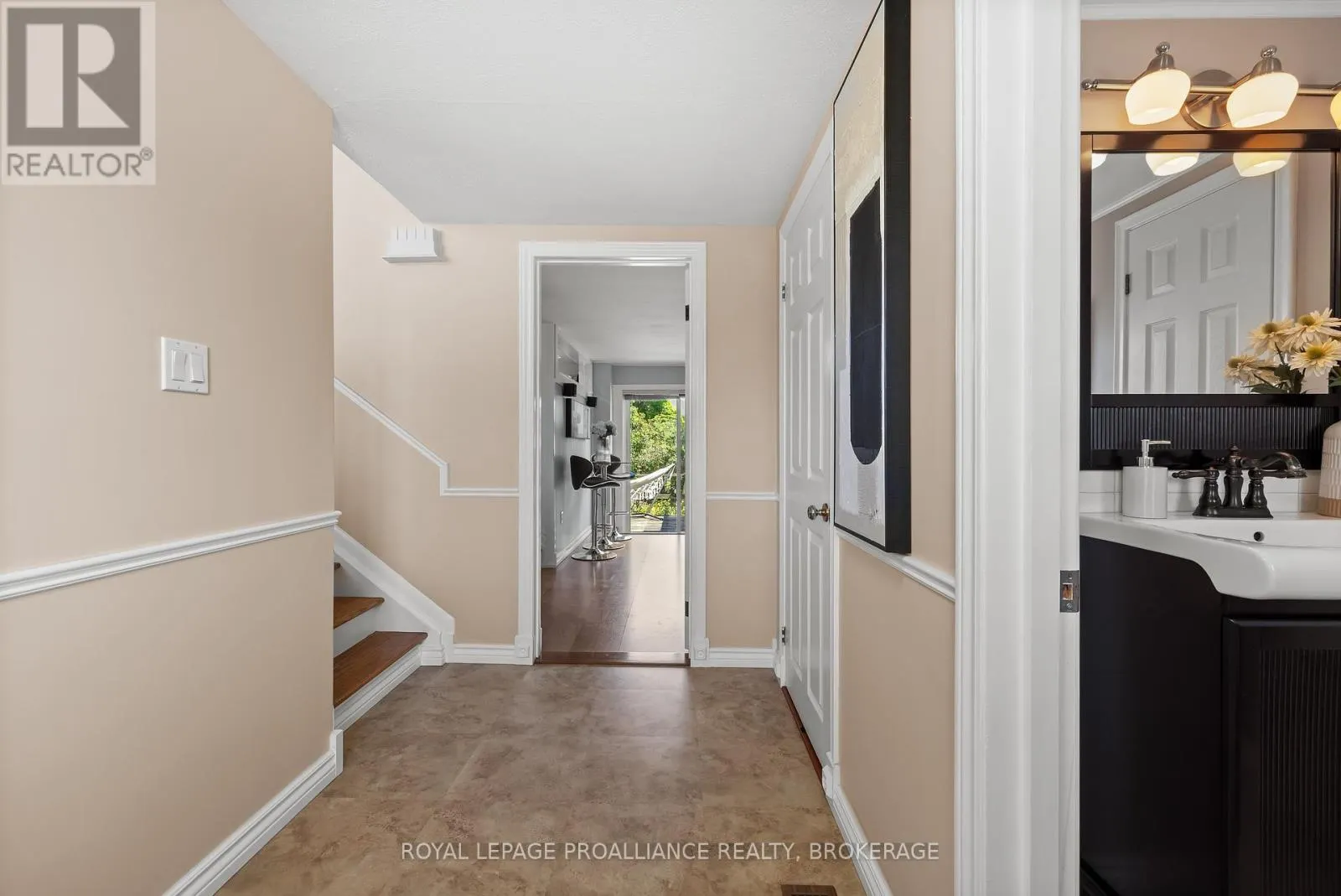 35 MANITOU CRESCENT E