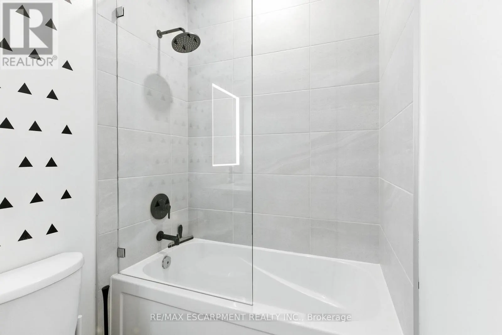 523 - 118 KING STREET E