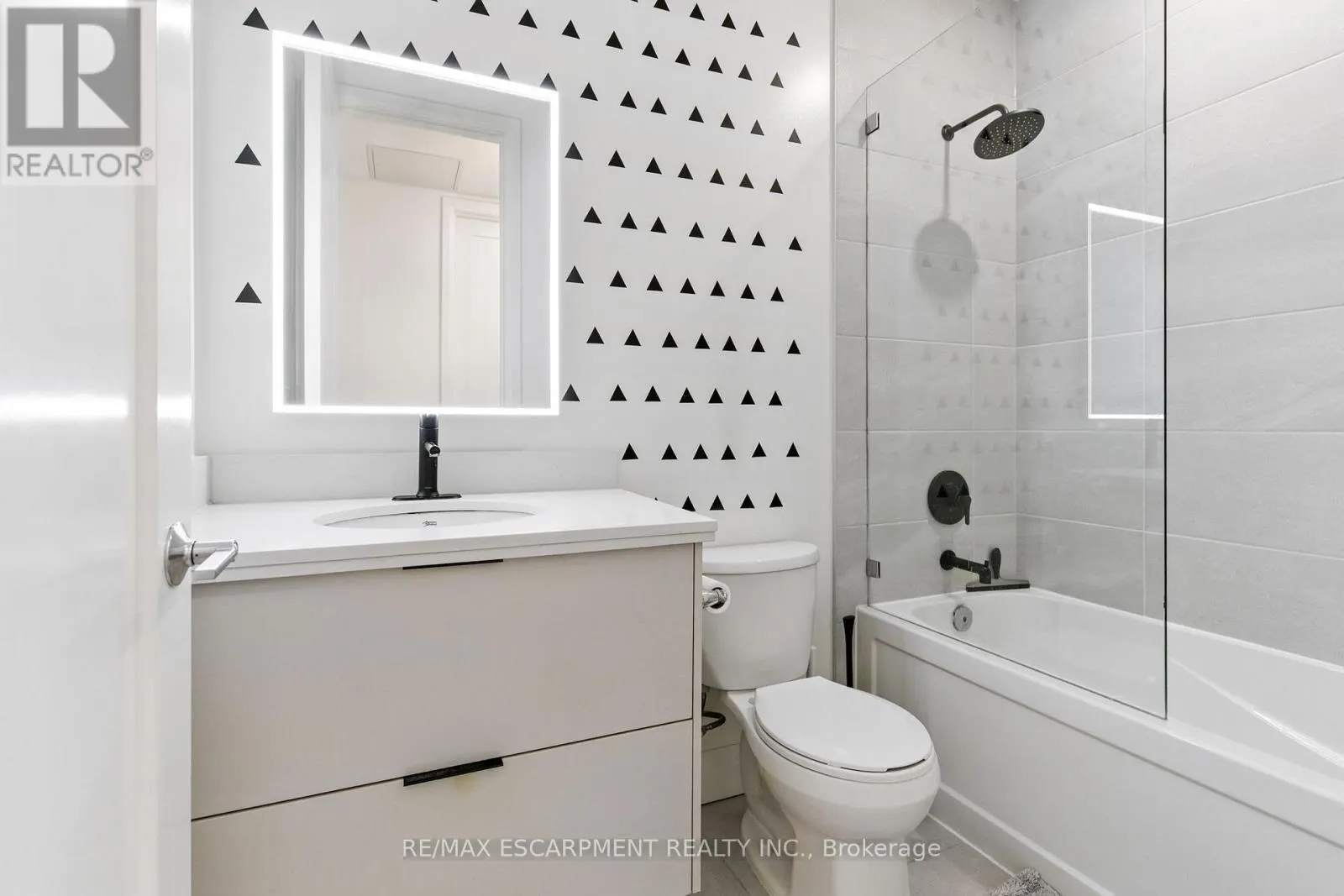 523 - 118 KING STREET E