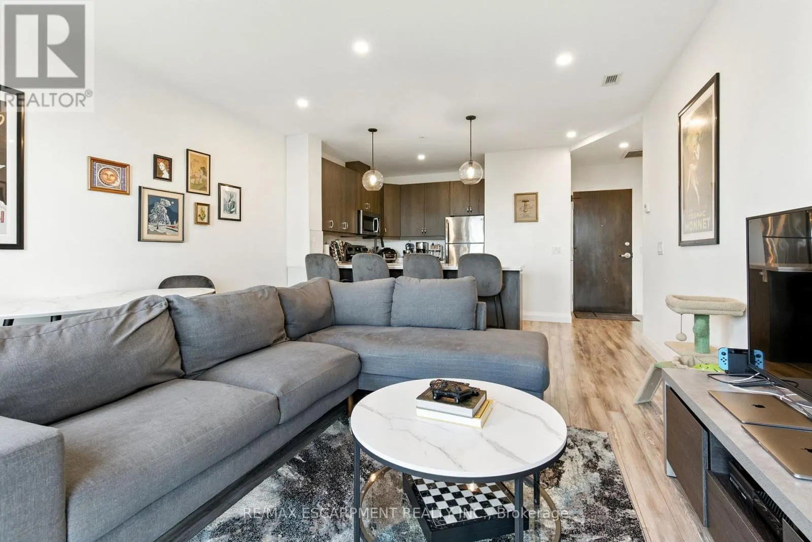 523 - 118 KING STREET E