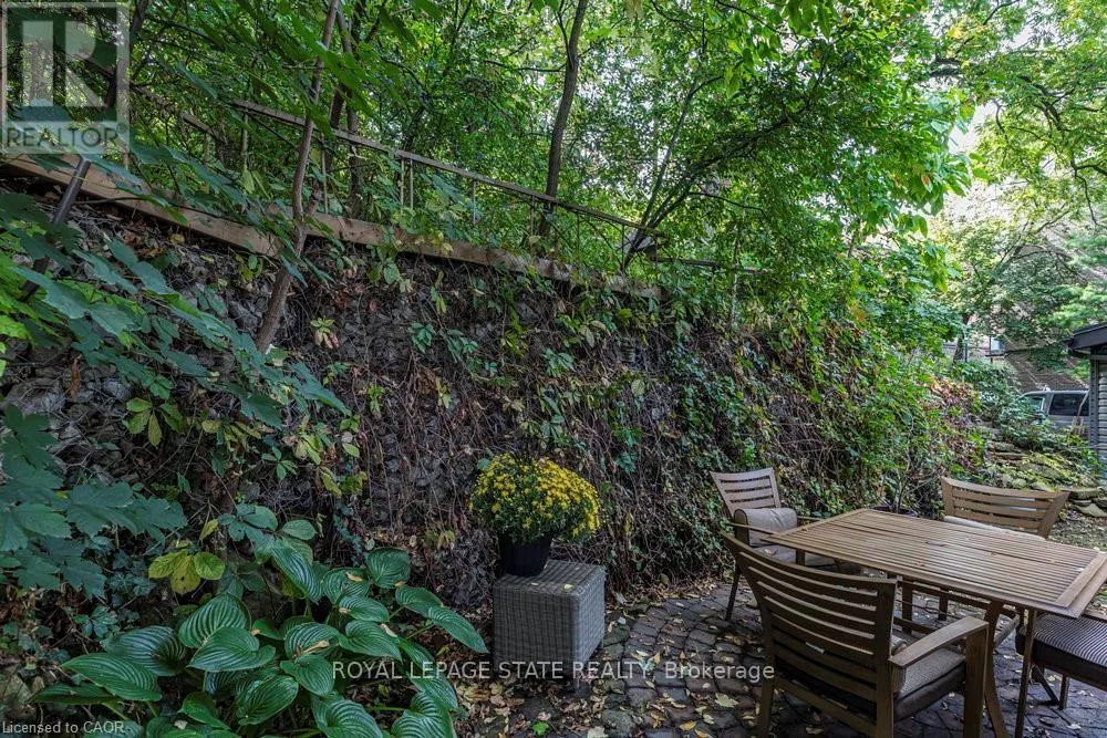 210 CHARLTON AVENUE E