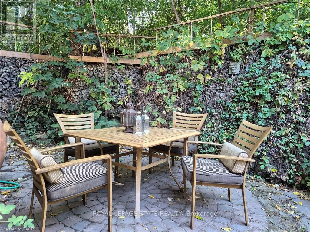 210 CHARLTON AVENUE E