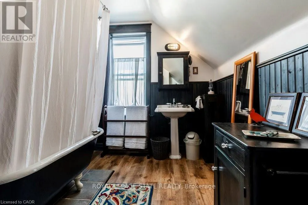 210 CHARLTON AVENUE E