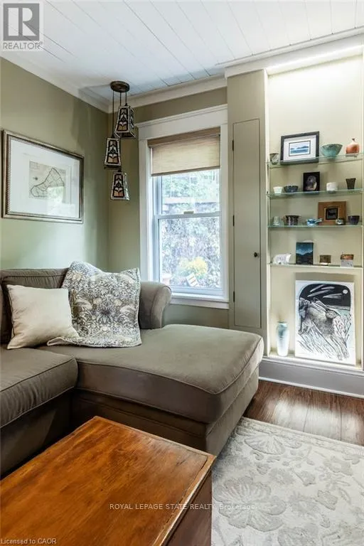 210 CHARLTON AVENUE E