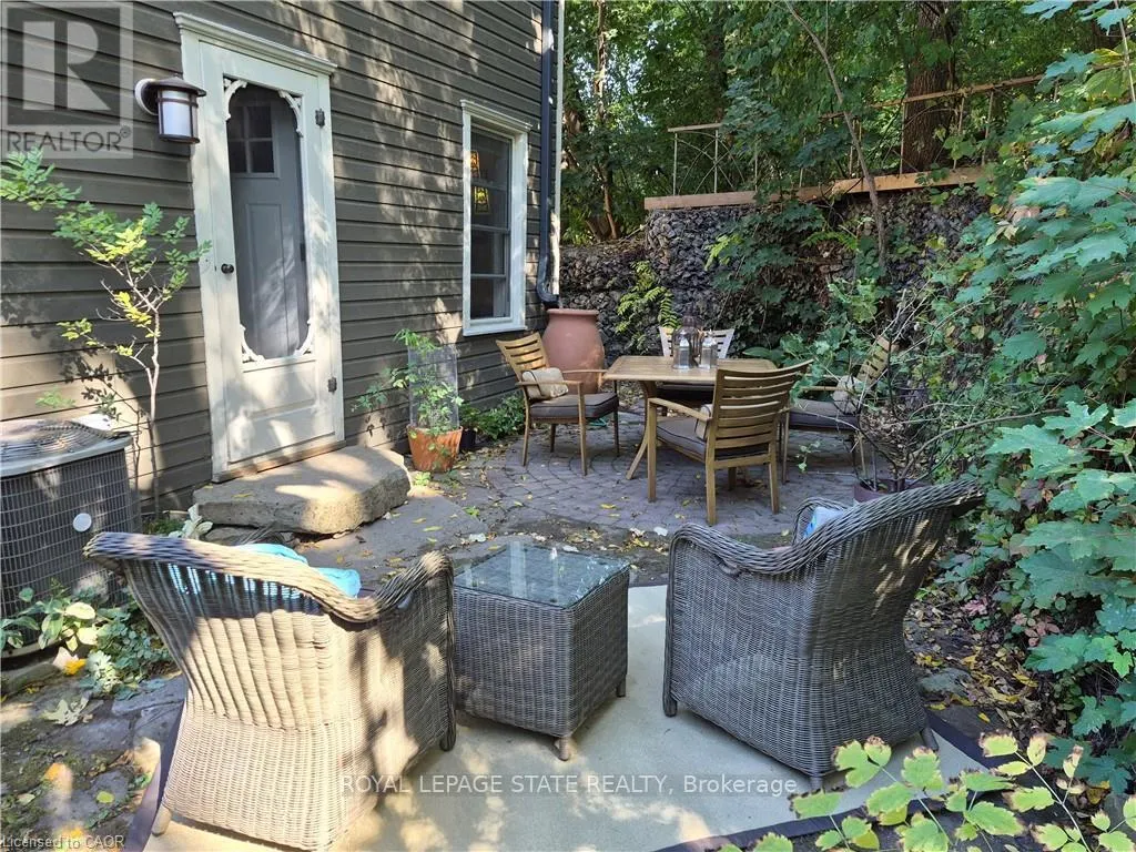 210 CHARLTON AVENUE E