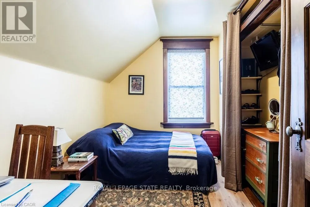 210 CHARLTON AVENUE E