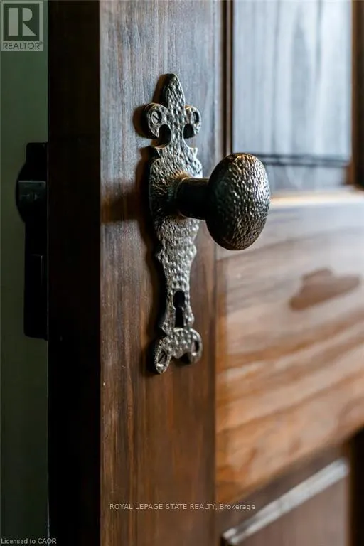 210 CHARLTON AVENUE E