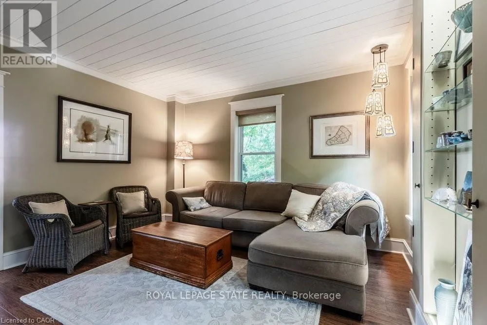 210 CHARLTON AVENUE E