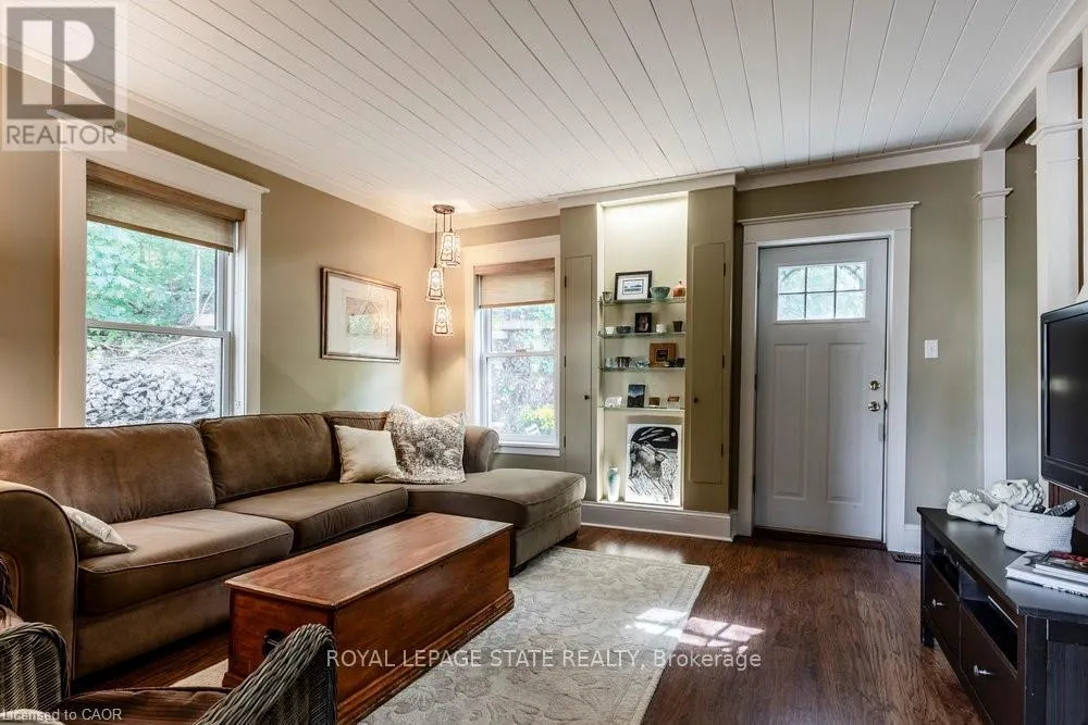 210 CHARLTON AVENUE E