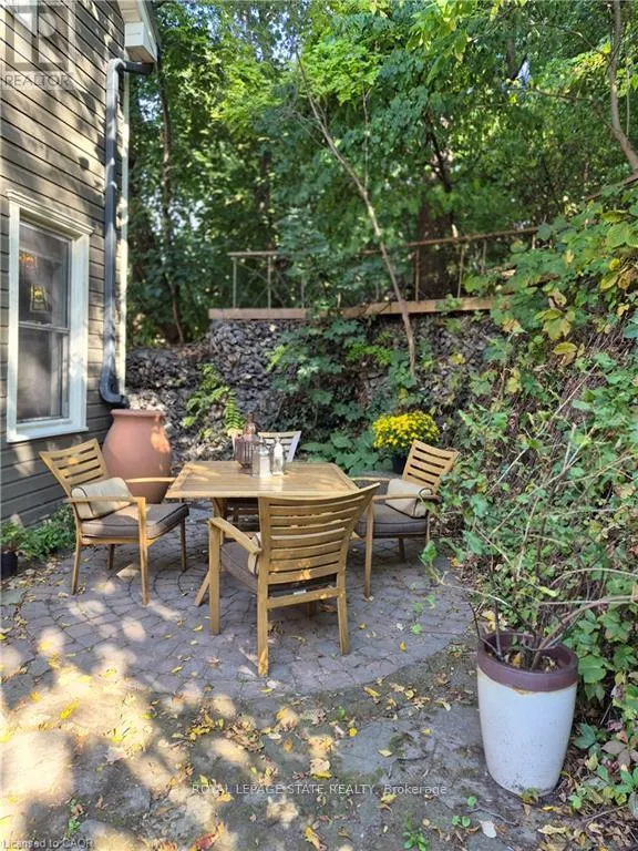 210 CHARLTON AVENUE E