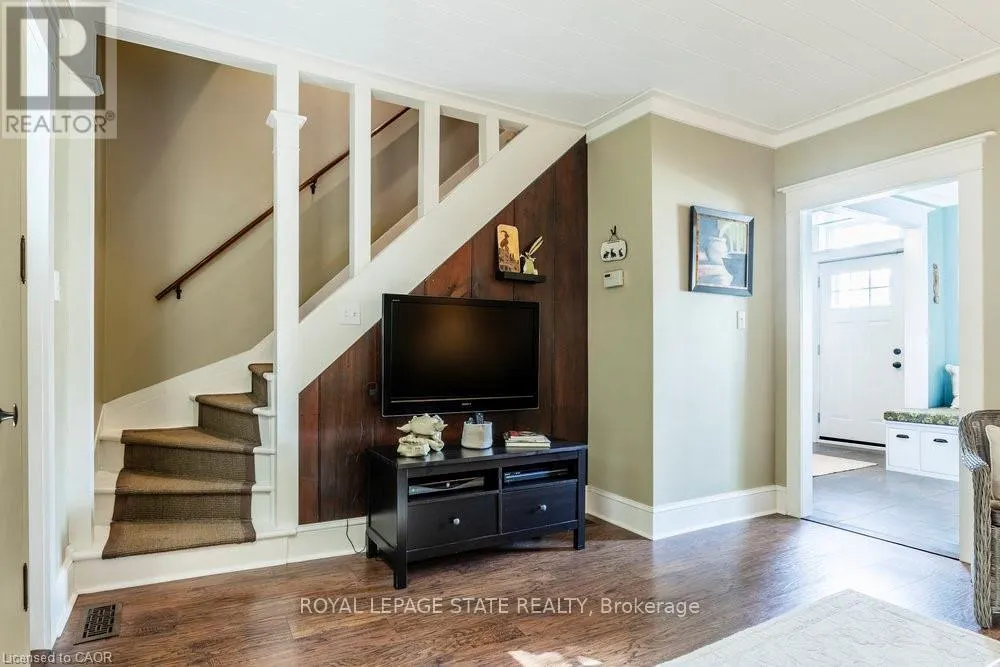 210 CHARLTON AVENUE E