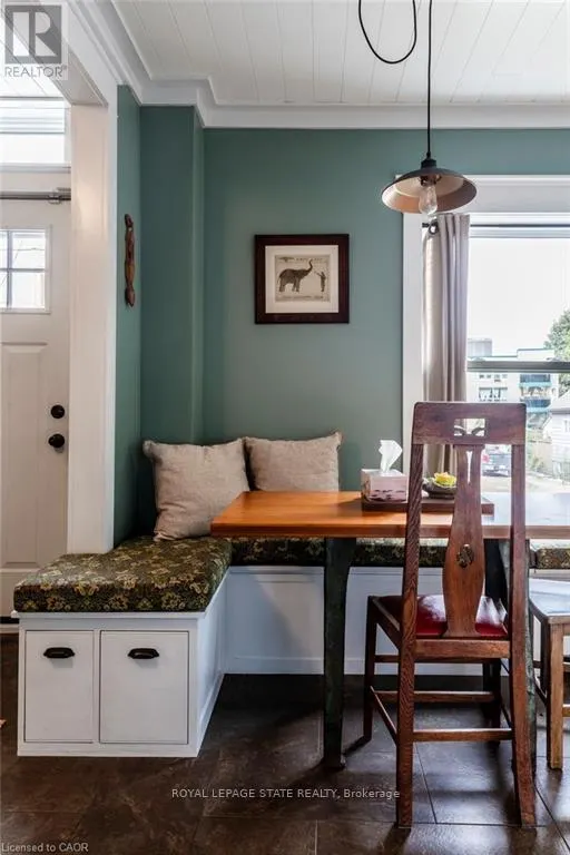 210 CHARLTON AVENUE E