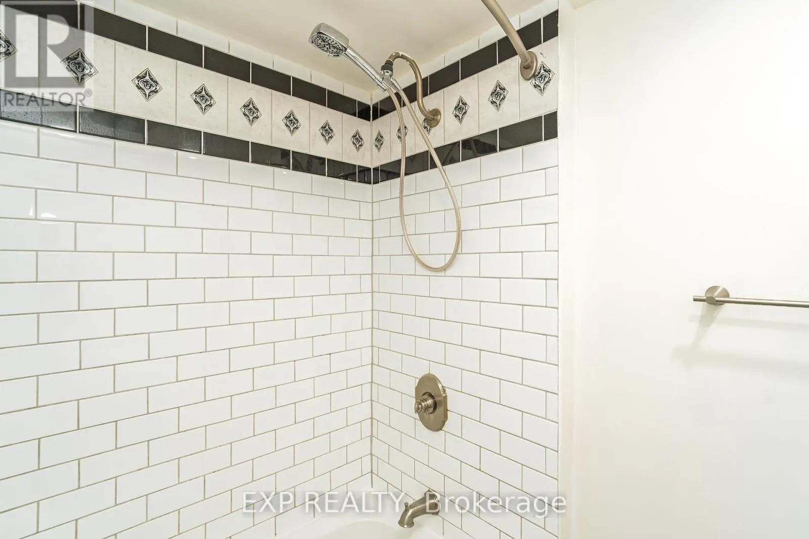 415 - 2000 JASMINE CRESCENT