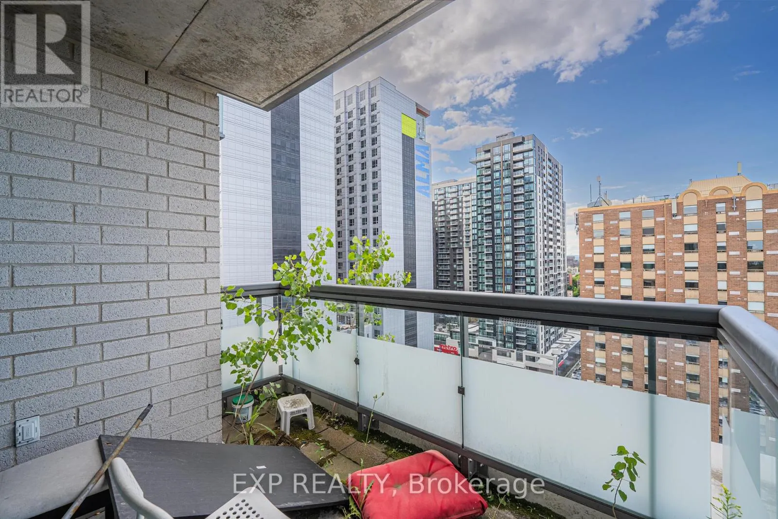 1407 - 238 BESSERER STREET