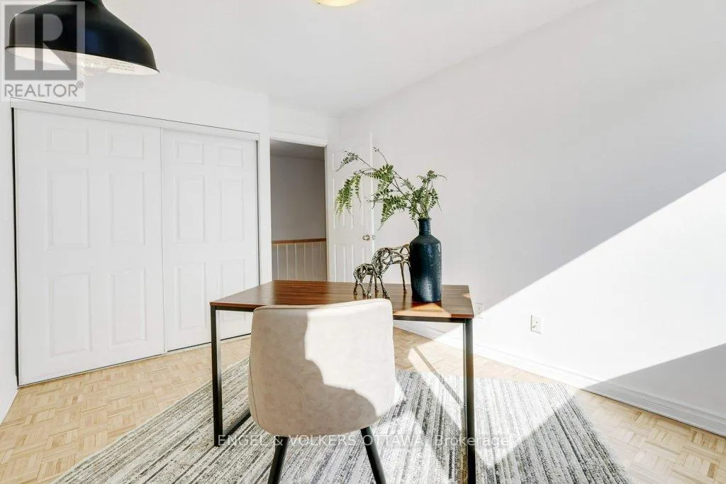 216 - 12 CORKSTOWN ROAD