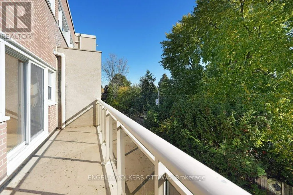 216 - 12 CORKSTOWN ROAD