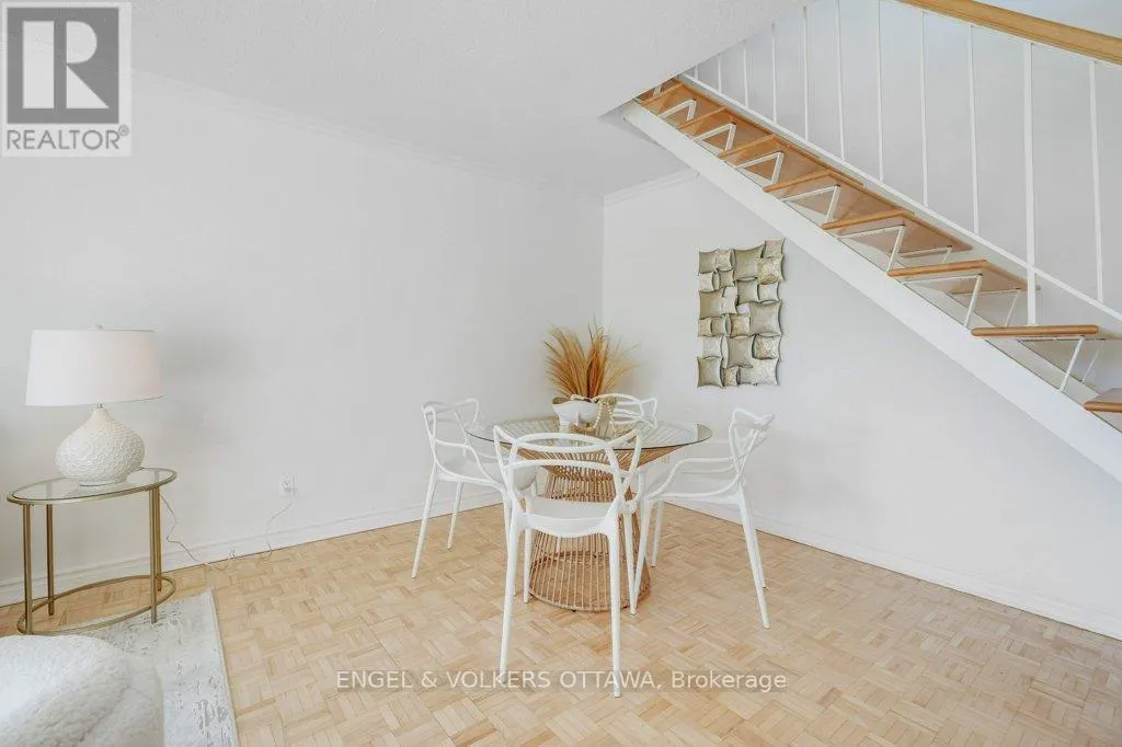 216 - 12 CORKSTOWN ROAD