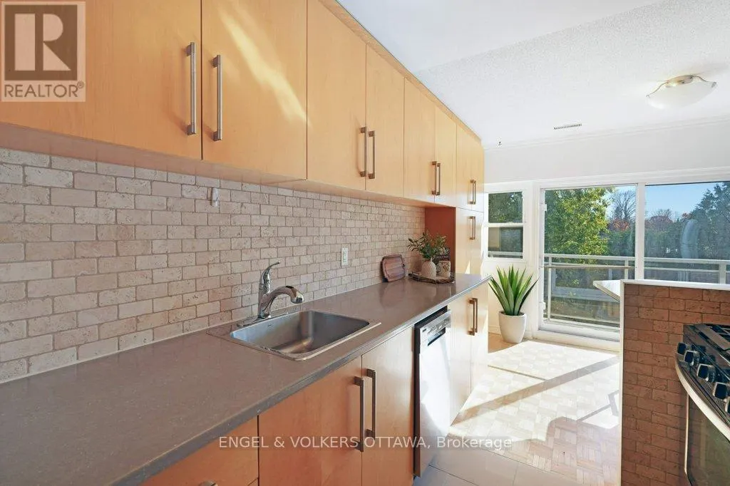 216 - 12 CORKSTOWN ROAD