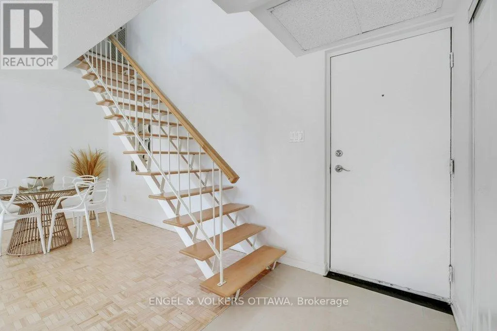 216 - 12 CORKSTOWN ROAD