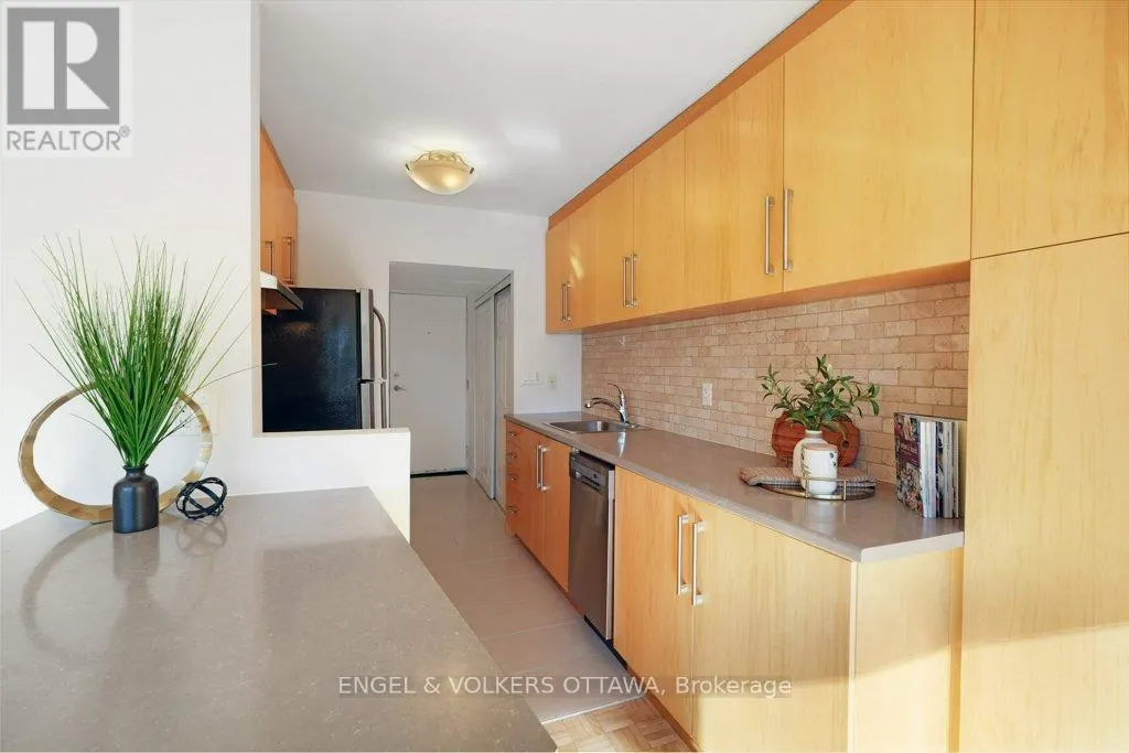 216 - 12 CORKSTOWN ROAD