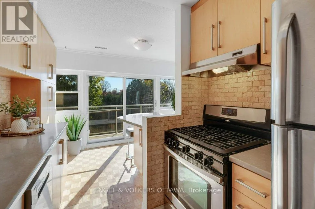 216 - 12 CORKSTOWN ROAD