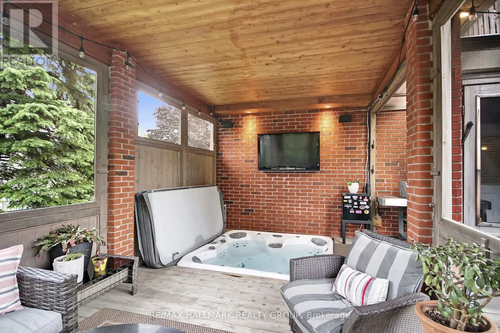 13 BEECHGROVE GARDENS