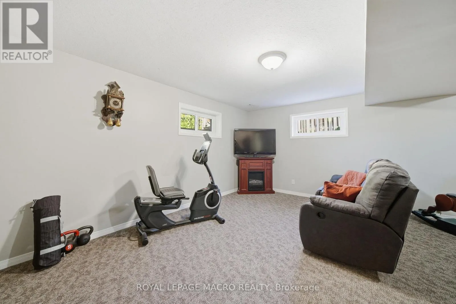 15 ANDERSON CRESCENT