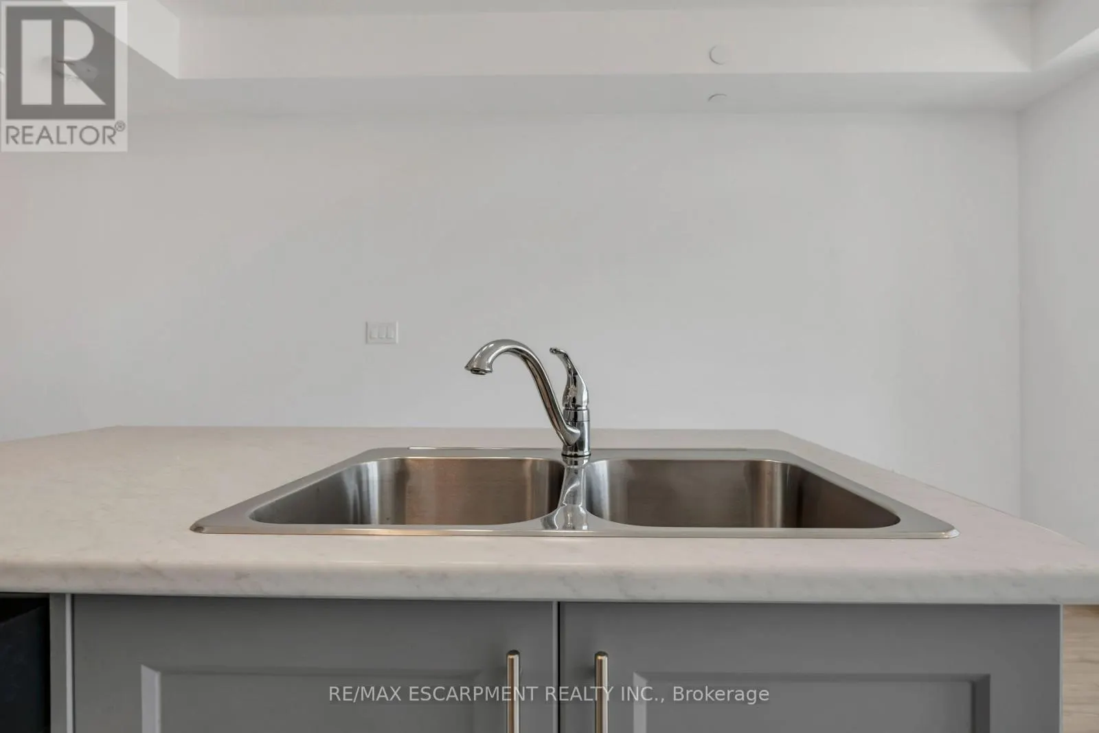 319 - 450 DUNDAS STREET