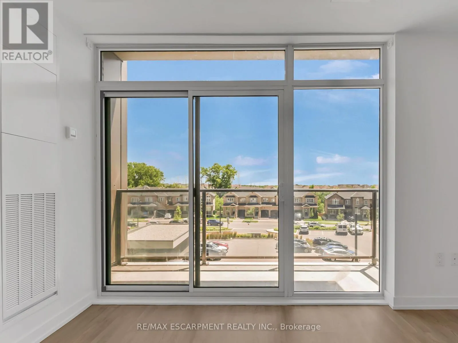 319 - 450 DUNDAS STREET