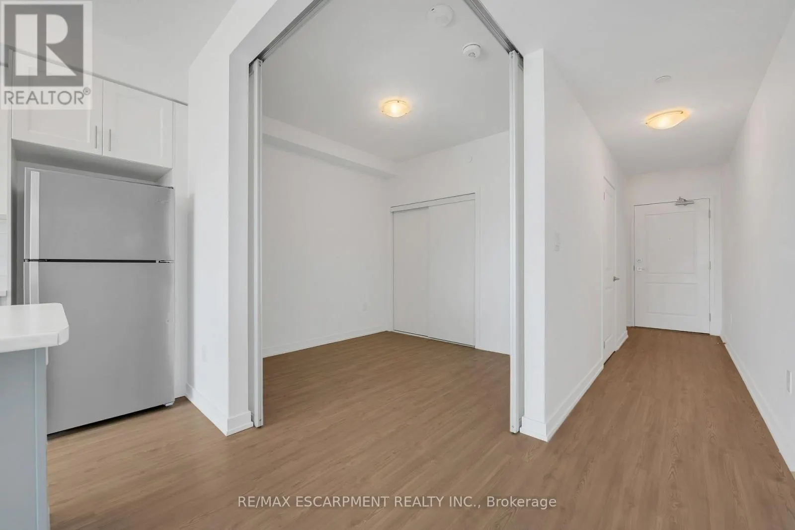 319 - 450 DUNDAS STREET