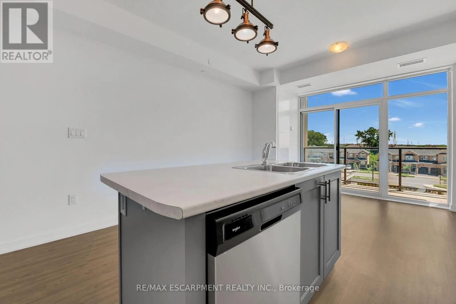 319 - 450 DUNDAS STREET