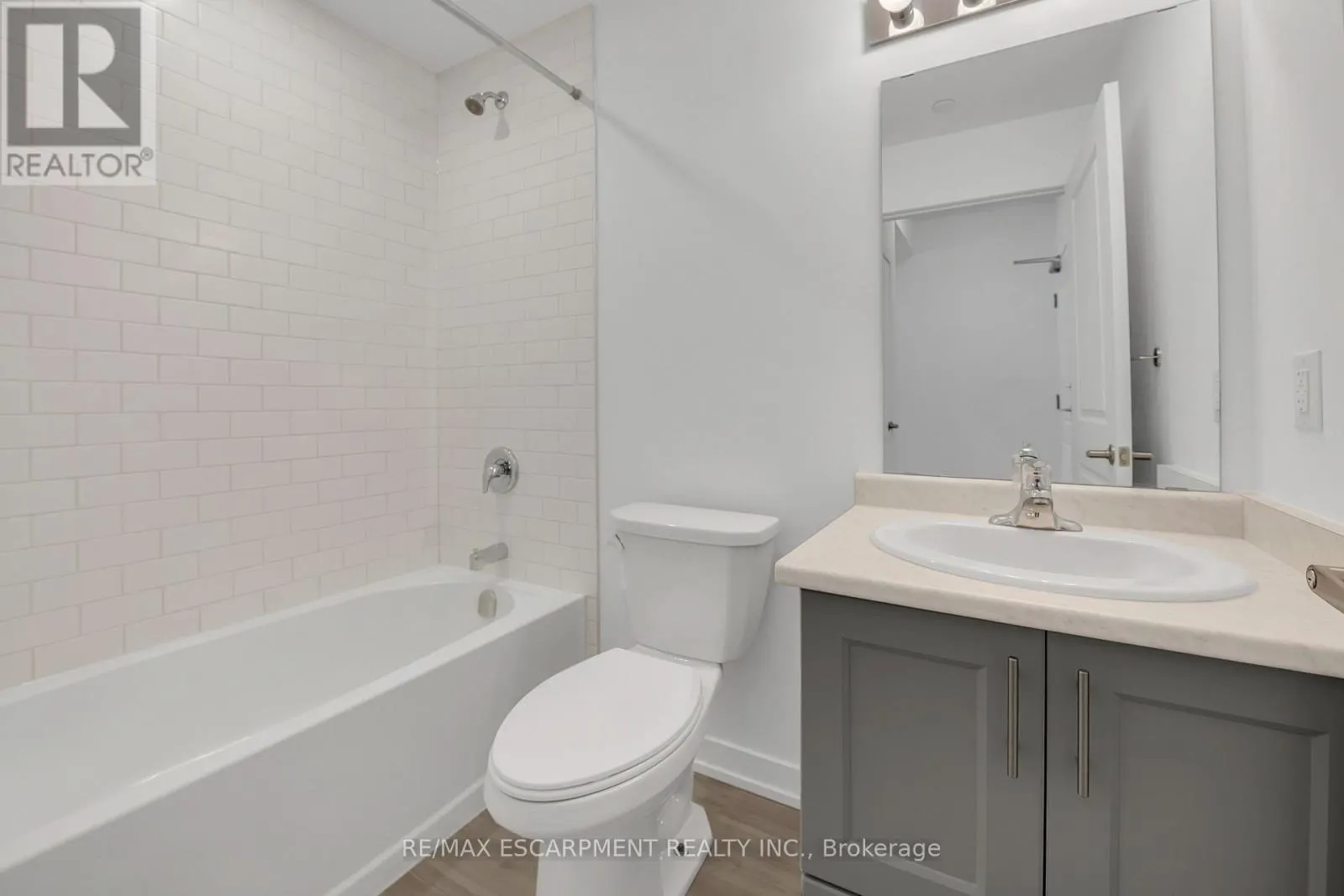 319 - 450 DUNDAS STREET