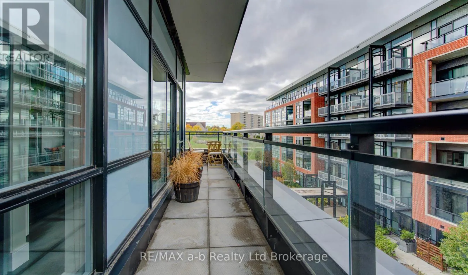 415 - 155 ST LEGER STREET, #415