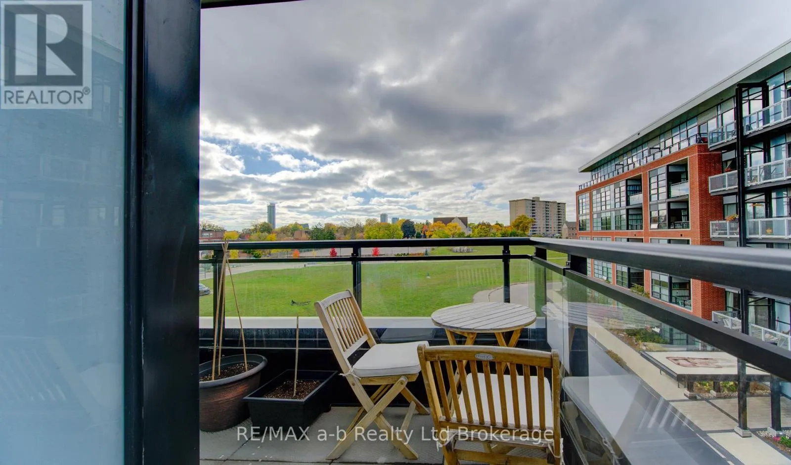 415 - 155 ST LEGER STREET, #415