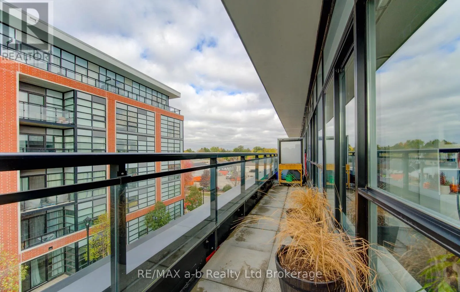 415 - 155 ST LEGER STREET, #415