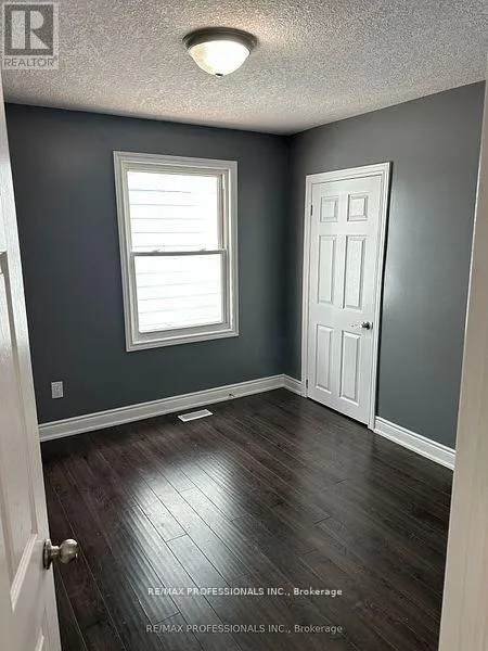 UPPER - 167.5 GROSVENOR AVENUE N