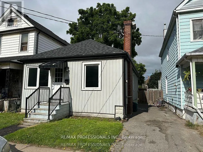 UPPER - 167.5 GROSVENOR AVENUE N