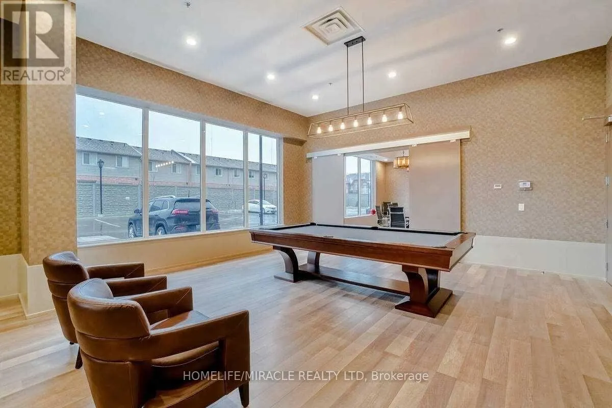 602 - 560 NORTH SERVICE ROAD