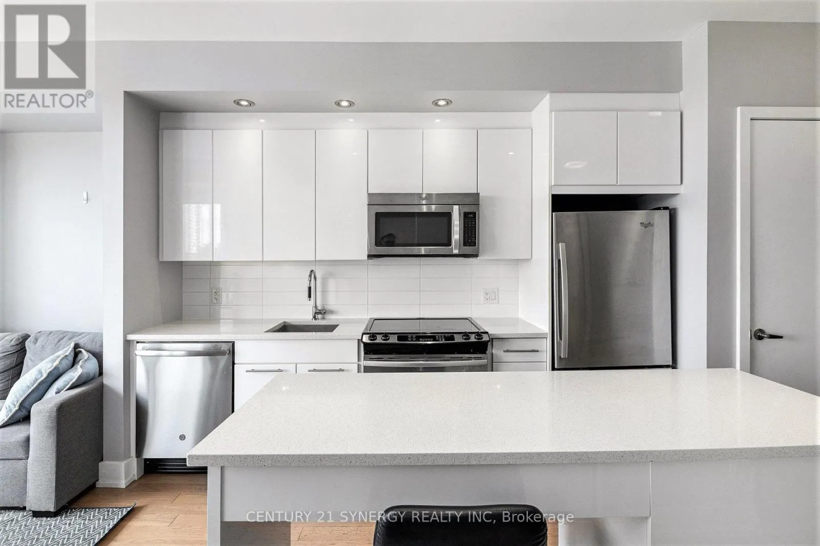 607 - 360 PATRICIA AVENUE