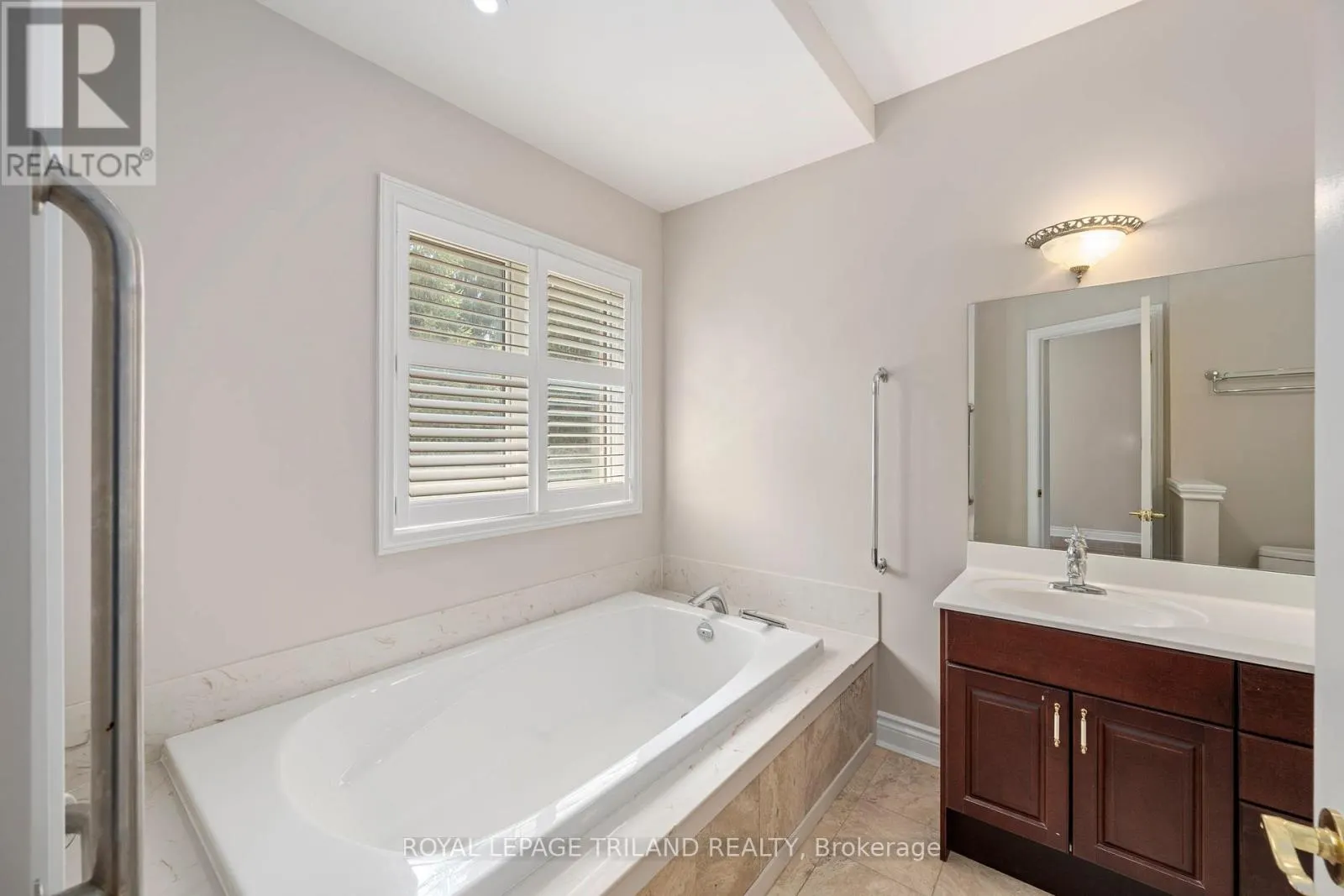 1 - 537 CRESTWOOD DRIVE, #1