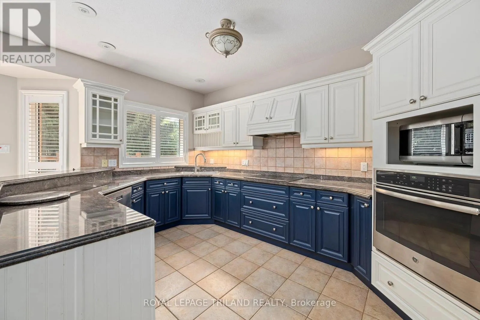 1 - 537 CRESTWOOD DRIVE, #1