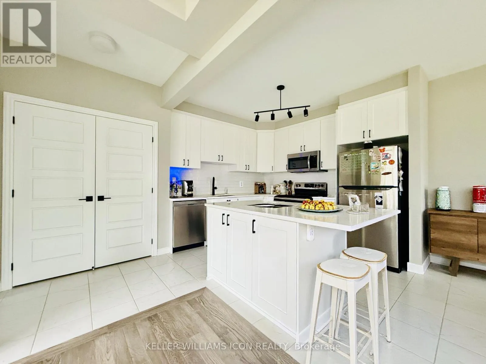 990 FAMEFLOWER STREET