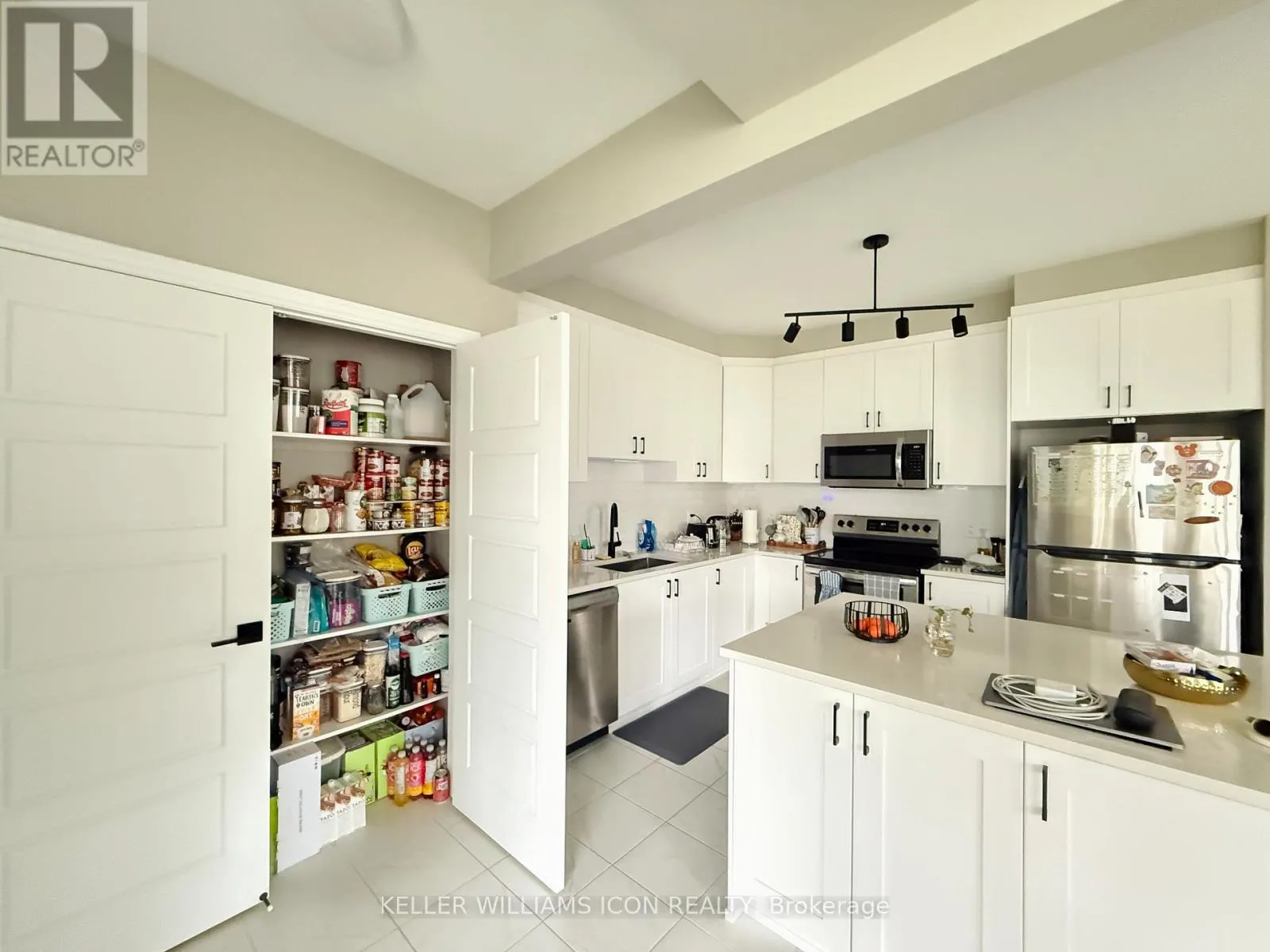 990 FAMEFLOWER STREET